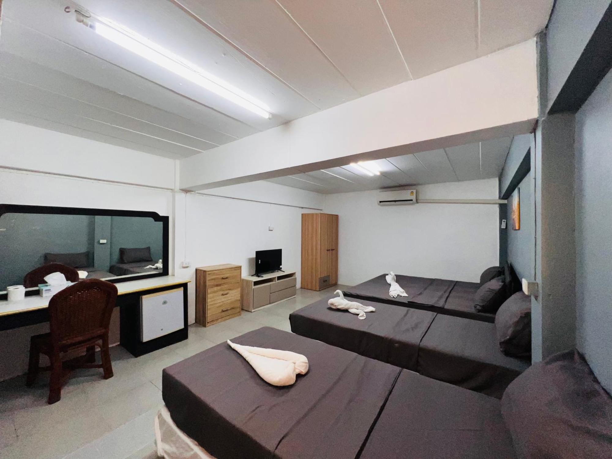 Patong Adventure Hostel Buitenkant foto