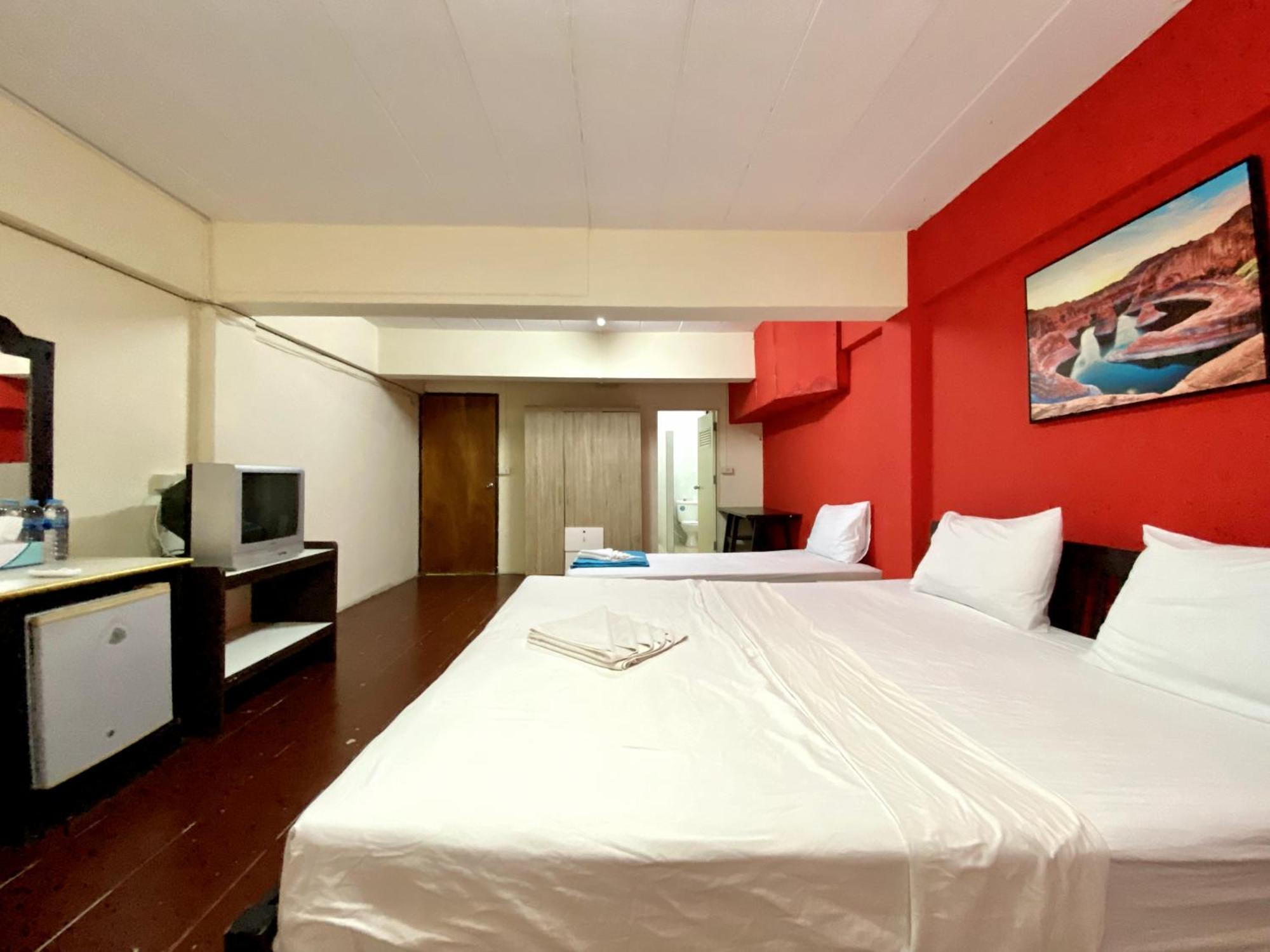 Patong Adventure Hostel Buitenkant foto