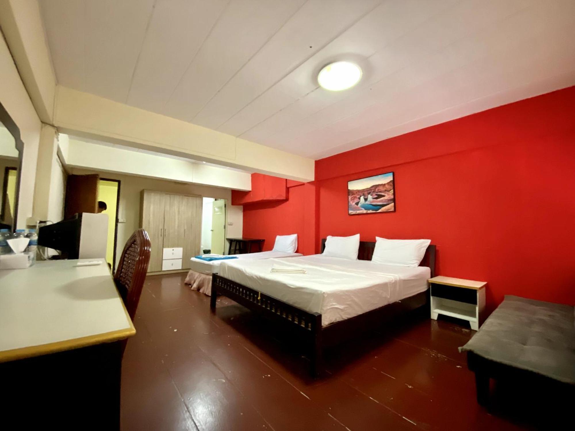 Patong Adventure Hostel Buitenkant foto