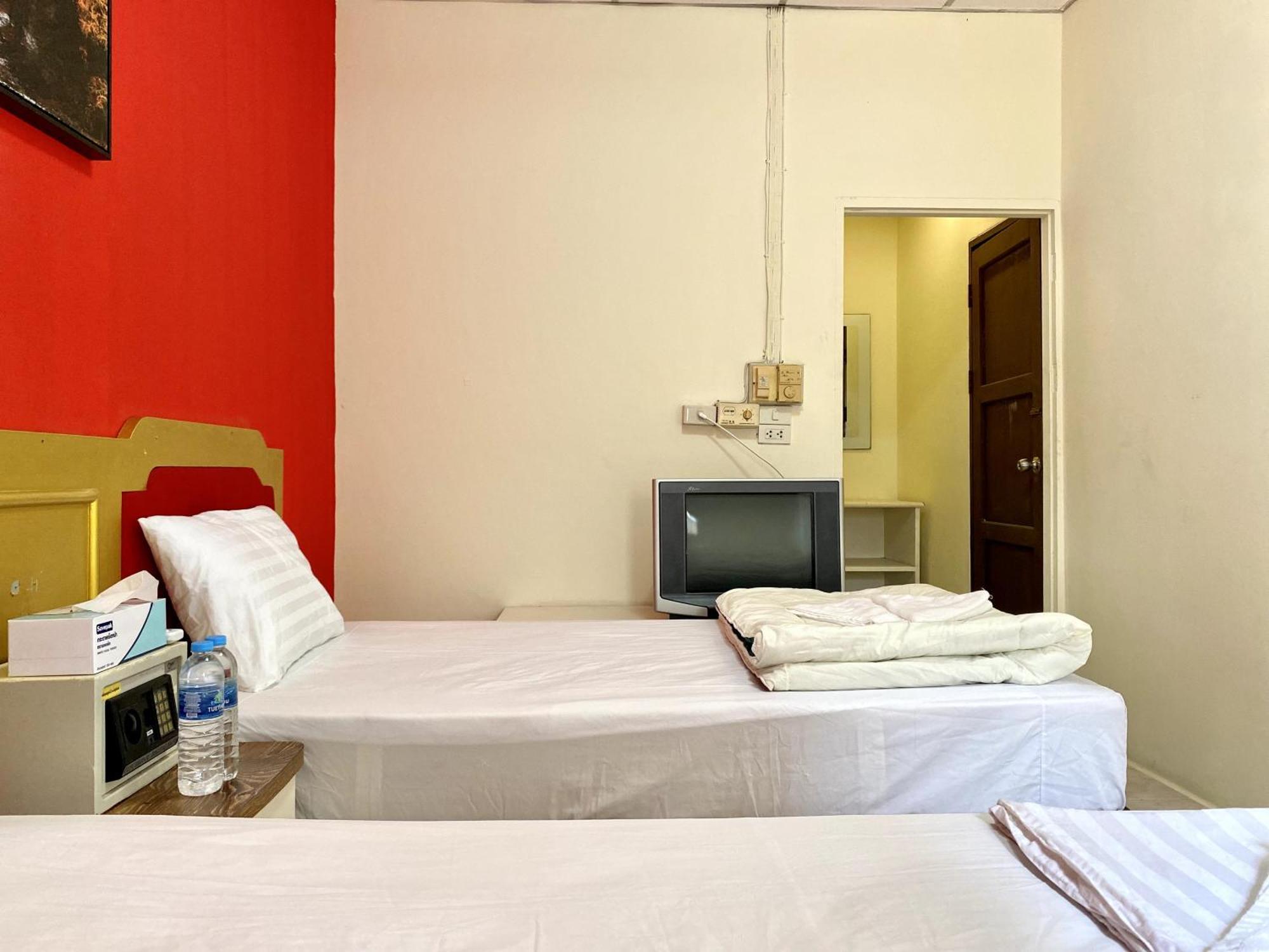 Patong Adventure Hostel Buitenkant foto